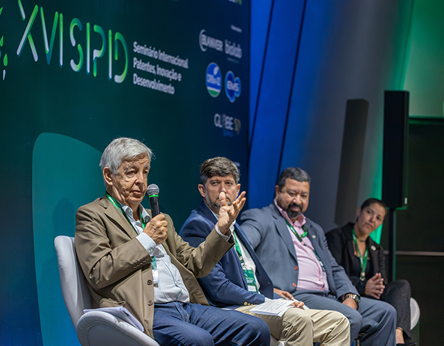 Carlos Fernando Gross, vice-presidente da Firjan (ao microfone), durante painel de debates