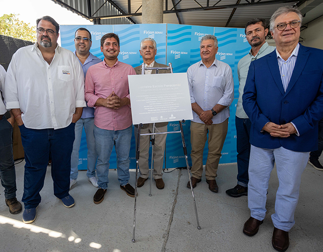 Presidente da Firjan, Luiz Césio Caetano (ao centro) formalizou a parceria entre prefeitura, CCR RioSP e EGTC Infra