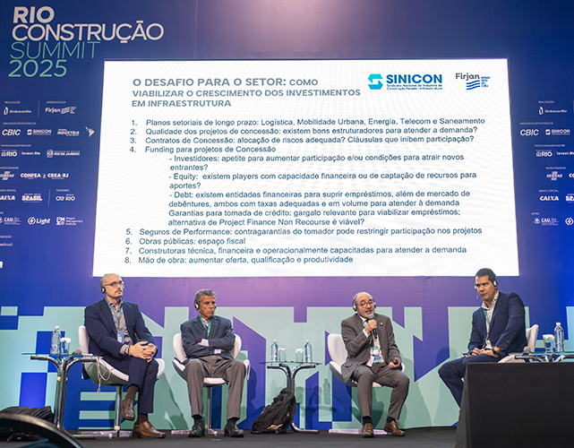 Acima: Felipe Borim (BNDES), Cláudio Frischtak (Inter B Consultoria), Paulo Coutinho (Sinicon) e Isaque Ouverney (Firjan)