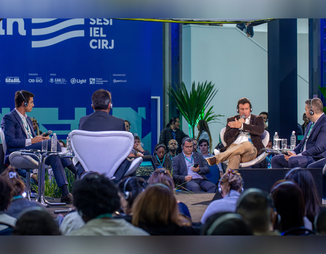 Ao microfone, Claudio Hermolin, presidente do Sinduscon-Rio