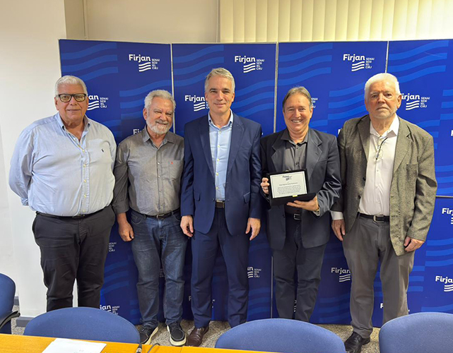 Alex Murteira recebeu homenagem da Comissão da Firjan em Macaé