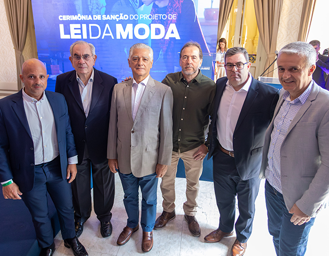Da esq. para dir. os empresários Ulisses Betbeder (Moda Rio), Roberto Leverone, Caetano, Adão Gomes (Sincronerj), Gustavo Moraes (Sindvest) e Carlos Ieker (Sinditêxtil)
