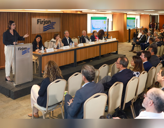 Magda Chambriard, presidente da Petrobras (no púlpito), apresenta o planejamento energético e o plano clima da empresa