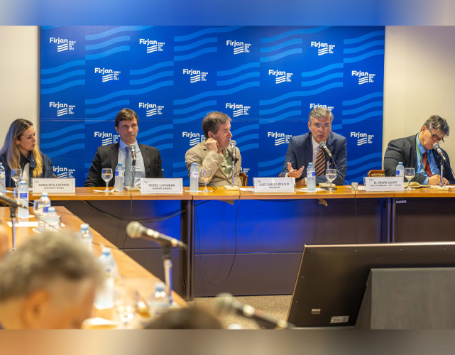 Ao microfone, Otavio Calvet, juiz do Tribunal Regional do Trabalho - 1ª Região