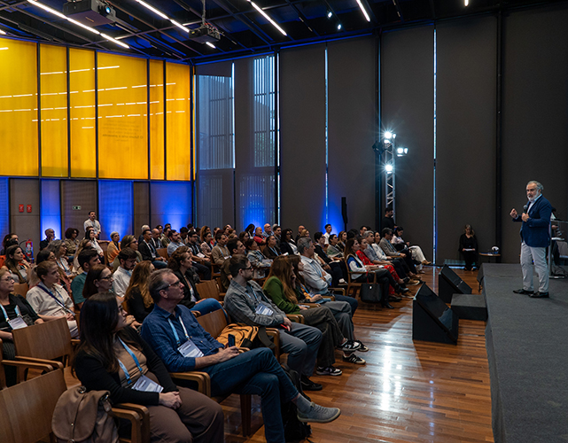 No palco, Matteo Ingaramo (Politecnico di Milano) durante a masterclass