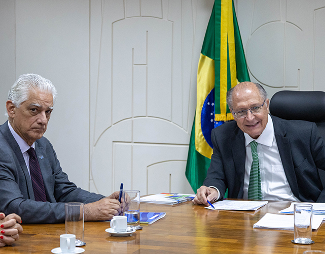 Luiz Césio Caetano e Geraldo Alckmin na sede do MDIC