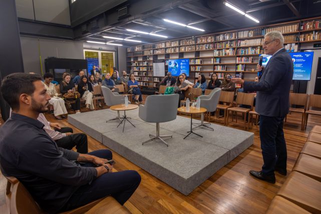 Antonio Carlos Vilela, 2º vice-presidente da Firjan CIRJ e presidente do Conselho de Energia Elétrica da Firjan (de pé)