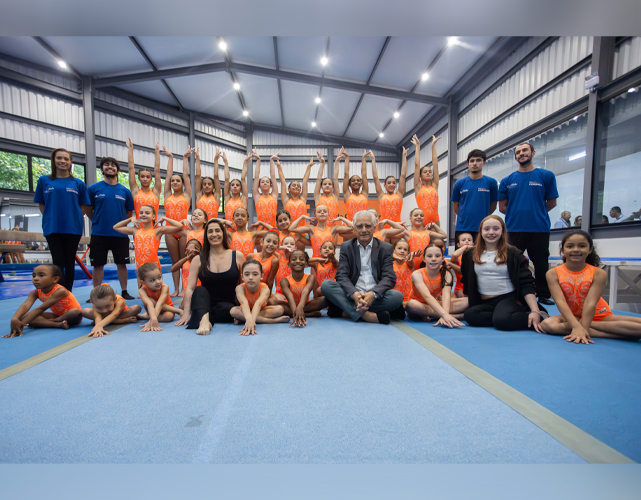 Presidente da Firjan, Luiz Césio Caetano, as atletas Danielle Hypolito e Ana Paula Delgado, as alunas e equipe do projeto