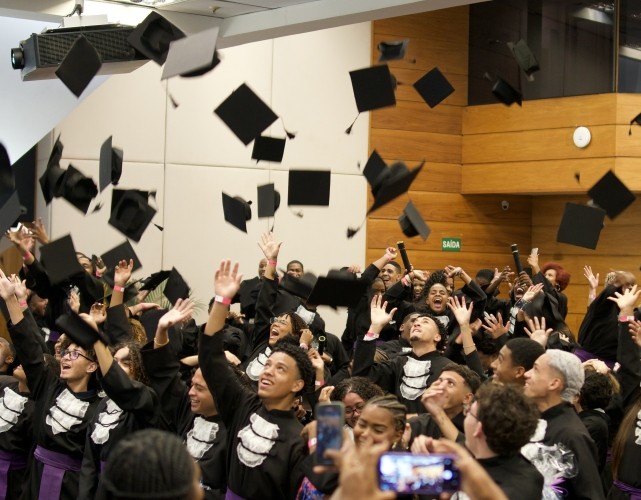 Noventa e três alunos receberam seus diplomas de assistentes administrativos e em logística.