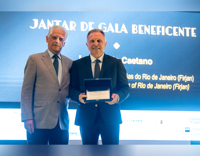 Luiz Césio Caetano entregou placa comemorativa a Hanno Erwes pelos serviços prestados na AHK Brasil