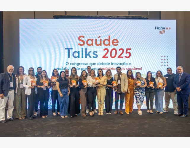 Representantes de todas as empresas reunidos no palco.