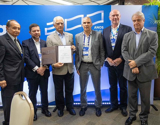 Presidente da Firjan, Luiz Césio Caetano e o secretário de Estado da Casa Civil, Nicola Miccione, assinam convênio durante evento com empresários