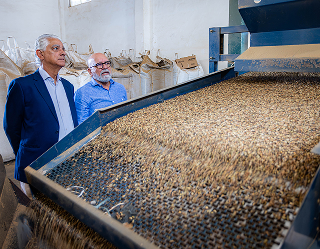 Luiz Césio Caetano e Luciano Inácio durante visita ao Café Capital