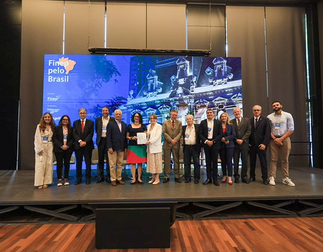 Luiz Césio Caetano ao lado de representantes do governo federal, agências de fomento, instituições de pesquisa, universidades, startups e empresas