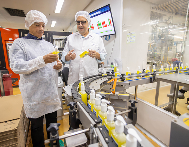 Diretor industrial da Granado, Rodrigo Monteiro, apresentou o processo produtivo da fábrica ao presidente da Firjan, Luiz Césio Caeetano