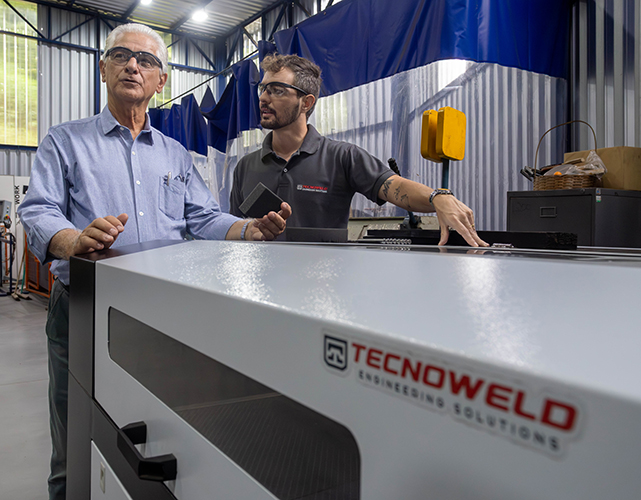 Presidente da Firjan, Luiz Césio Caetano, ao lado do empresário Lino Milana Candú, destaca o potencial tecnológico e inovador da empresa