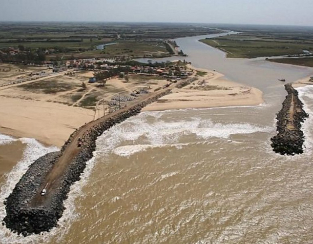 Vista aérea do Canal das Flechas, que separa as praias de Farol de São Tomé e Barra do Furado e faz a ligação entre a Lagoa Feia e o Oceano Atlântico