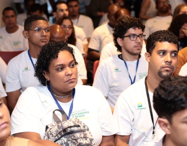 Participantes do Programa Autonomia e Renda Petrobras na abertura do evento.