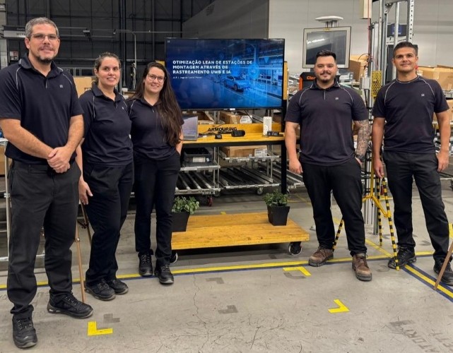 Equipe da Jaguar Land Rover, empresa automotiva que está implementando IA nos processos produtivos