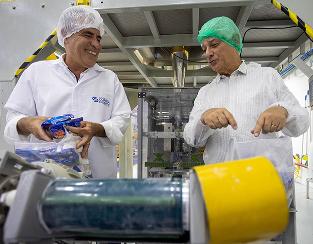 Sérgio Duarte e Luiz Césio Caetano se encontram na fábrica da Chinezinho, em Valença.