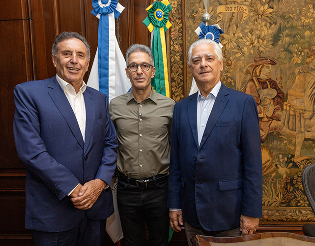 Entre os presidentes Josier Vilar e Luiz Césio Caetano, Romeu Zema falou sobre os desafios do país