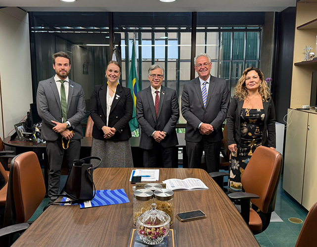 Representantes da Firjan com o deputado Joaquim Passarinho (PL-PA), presidente da Comissão de Minas e Energia (ao centro)
