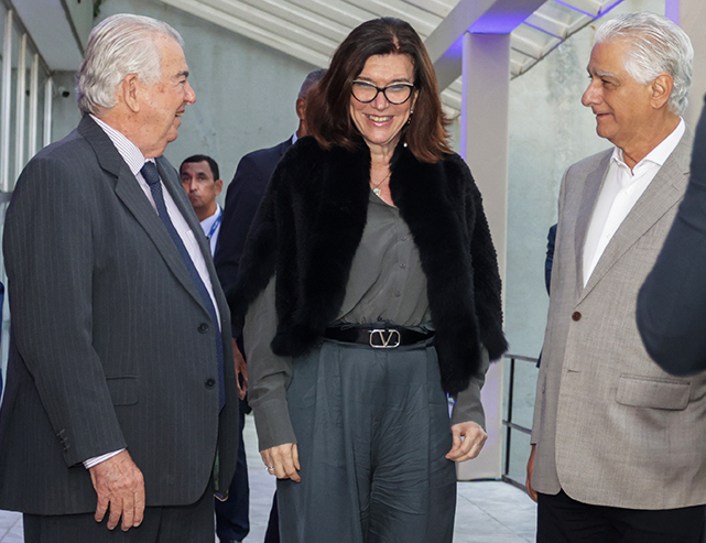 Raul Sanson, vice-presidente da Firjan, ao lado de Magda Chambriard e Luiz Césio Caetano