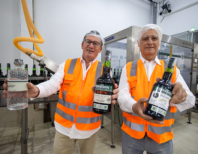 Marcus Vinícius Braga Rumen, presidente Sindbebi, acompanhou o presidente da Firjan, Luiz Césio Caetano, em visita à fábrica