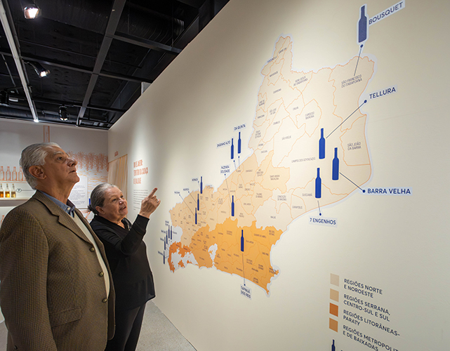 Caetano e Katia conferem o mapa da produção no estado do Rio de Janeiro