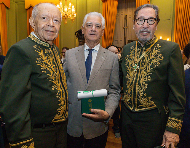 O presidente da Firjan ao lado dos imortais Antônio Torres e Merval Pereira