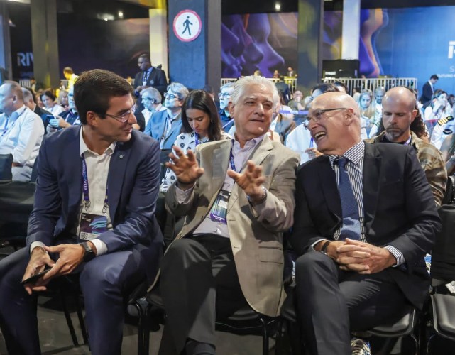 O presidente da Firjan ao lado do sec. de Desenvolvimento do Rio, Osmar Lima (esq), e o presidente da Fecomércio RJ, Antônio de Queiroz Júnior