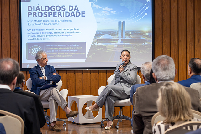 Ao lado de Luiz Cesio Caetano, a administradora Daniella Marques conversou com os empresários fluminenses