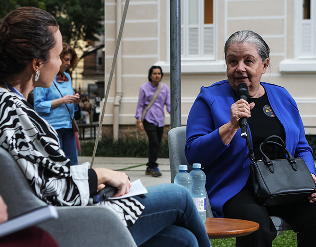 Kátia Espírito Santo, presidente da Apacerj, durante mesa de lançamento do livro.