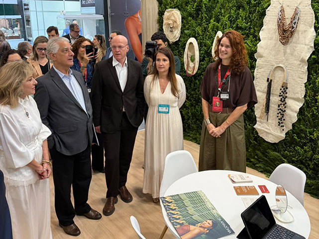 Em São Paulo, presidente Luiz Cesio Caetano e Carla Pinheiro visitaram o estande do Instituto Elabora Social na FENINJER+