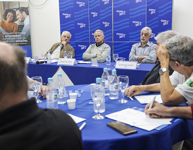 Aos empresários de Três Rios e região, o presidente da Firjan, Luiz Cesio Caetano, apresentou o balanço da gestão ao lado do vice-presidente do Centro-Sul, Waldir dos Santos