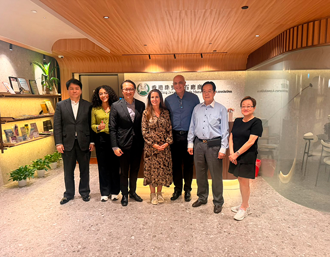 Na Hong Kong Jewellery & Jade Manufacturers Association (HKJJA) estão Adam Lau, Victor Chan, Carla Pinheiro, Ronaldo Barbosa, Johnson Kam e Catherine Hung