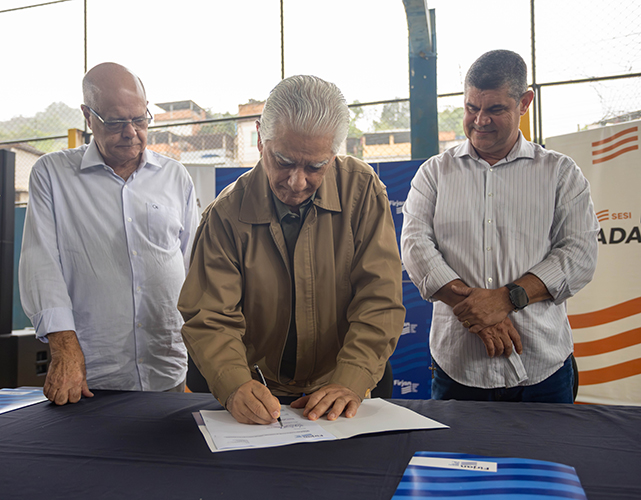 Caetano entre José Magno Hoffmann (esq. da foto) e o prefeito Emanuel Medeiros Nel (dir. da foto)