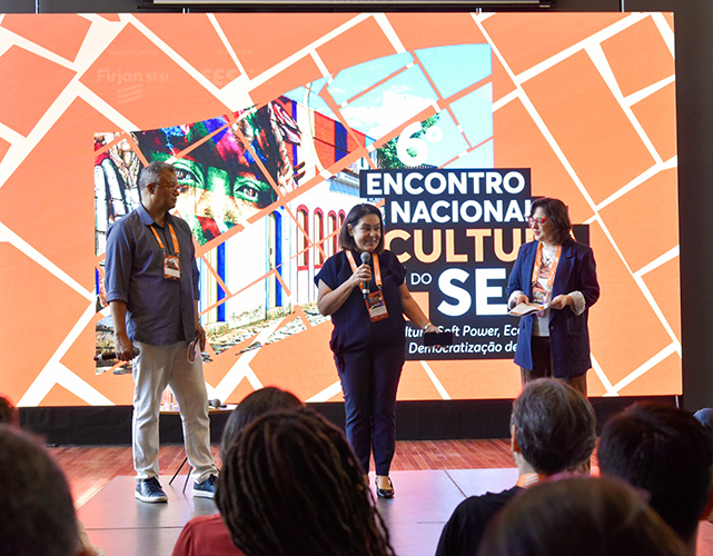 Antenor Oliveira, gerente de Cultura e Arte da Firjan SESII, e Cláudia Ramalho e Paula Bosso, do SESI-DN.