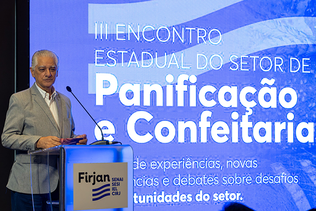 Luiz Cesio Caetano, presidente da Firjan, durante aberto de evento.