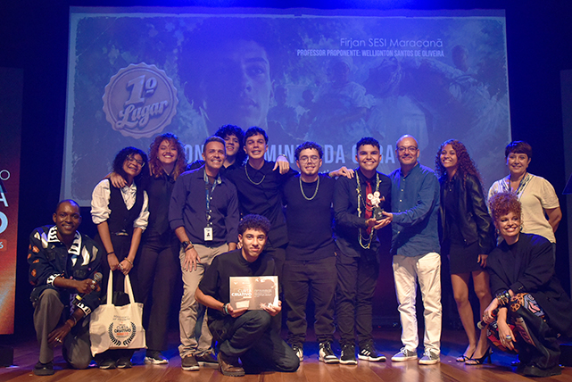 Leonardo Monteiro de Barros, do Sicav, entrega prêmio a estudantes da Firjan SESI Maracanã.