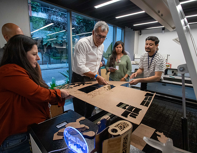 O Open Day é um dia para trocar experiência com outros usuários do laboratório e fazer pequenos experimentos nas máquinas