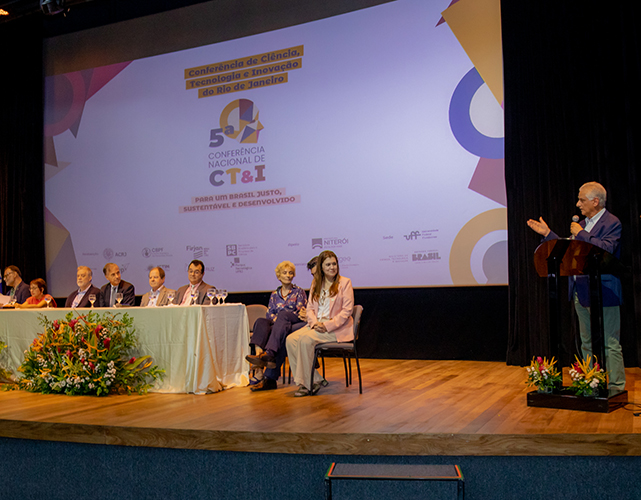 Luiz Césio Caetano, 1º vice-presidente da Firjan (de pé), na abertura da conferência, na Sala Nelson Pereira dos Santos, em Niterói